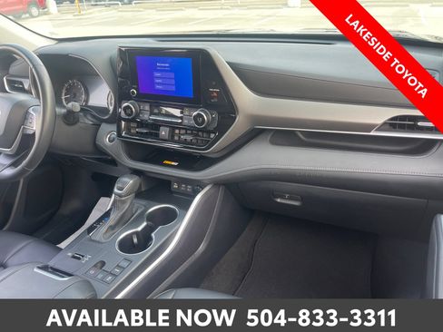 Certified 2024 Toyota Highlander XLE FWD image 17