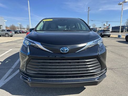 Used 2024 Toyota Sienna LE image 3