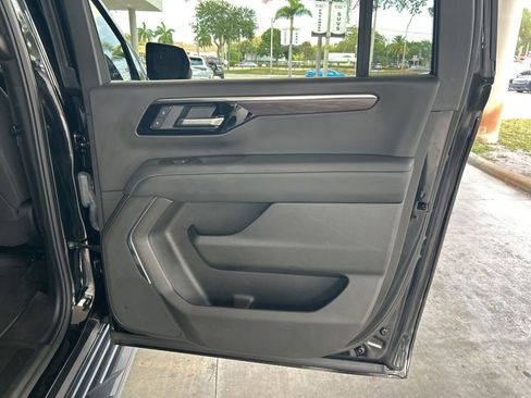 Used 2025 Chevrolet Suburban LS RWD image 34