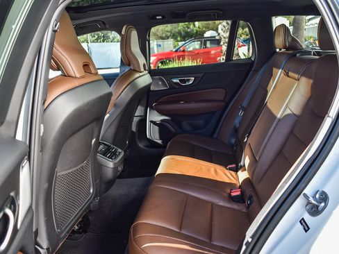 Used 2023 Volvo V60 B5 Cross Country Ultimate w/ Climate Package image 19