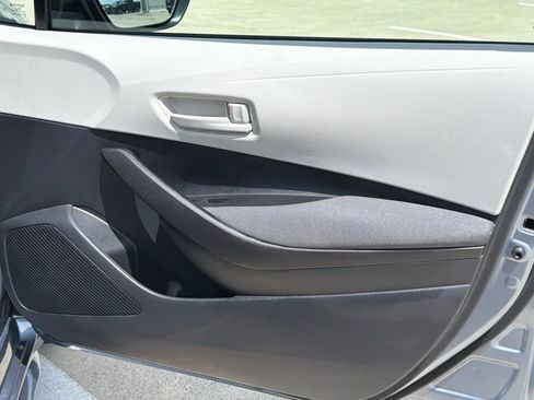 Used 2025 Toyota Corolla LE FWD image 11