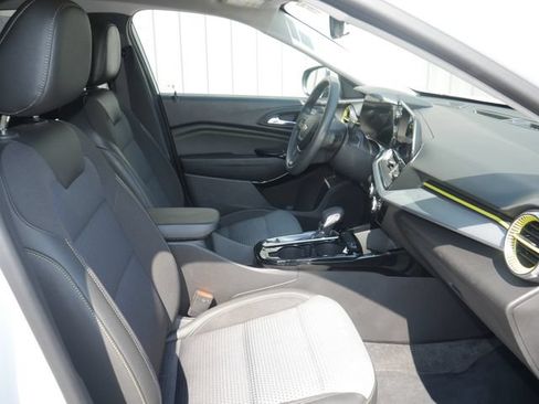 Used 2025 Chevrolet Trax LT FWD image 23