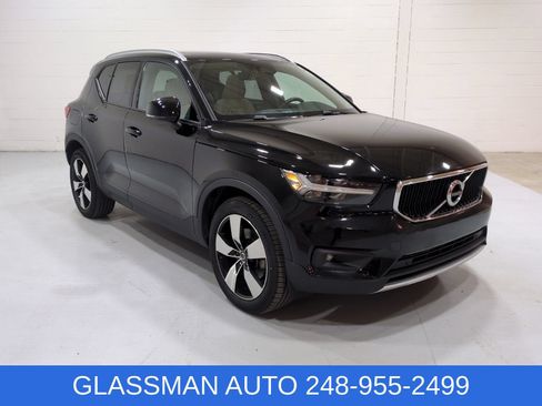 Used 2022 Volvo XC40 T5 Momentum w/ Premium Package AWD/4WD image 1