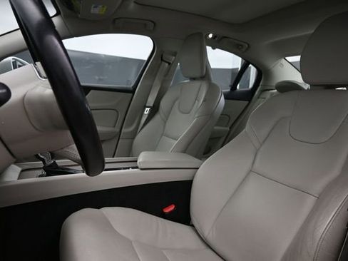 Used 2020 Volvo S60 T5 Momentum FWD image 10