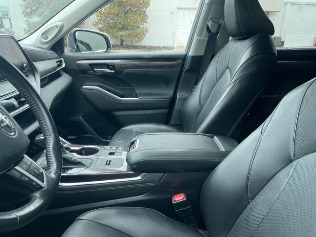 Used 2023 Toyota Highlander Limited FWD image 6