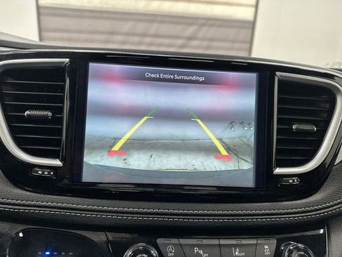 Used 2025 Chrysler Pacifica Limited AWD/4WD image 25