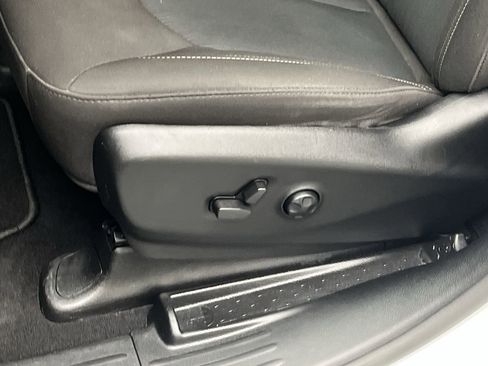 Used 2023 Chrysler Pacifica Touring FWD image 9