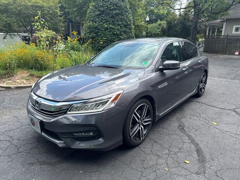 Used 2017 Honda Accord Touring image 3