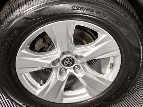 Used 2021 Toyota RAV4 XLE w/ Convenience Package image 29