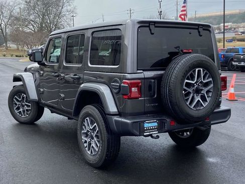 Used 2025 Jeep Wrangler Sahara image 5