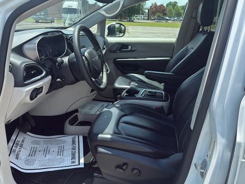 Used 2023 Chrysler Pacifica Touring-L FWD image 17