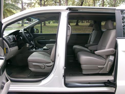 Used 2018 Kia Sedona L image 10