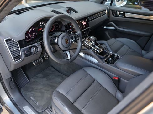 Certified 2022 Porsche Cayenne Turbo image 4