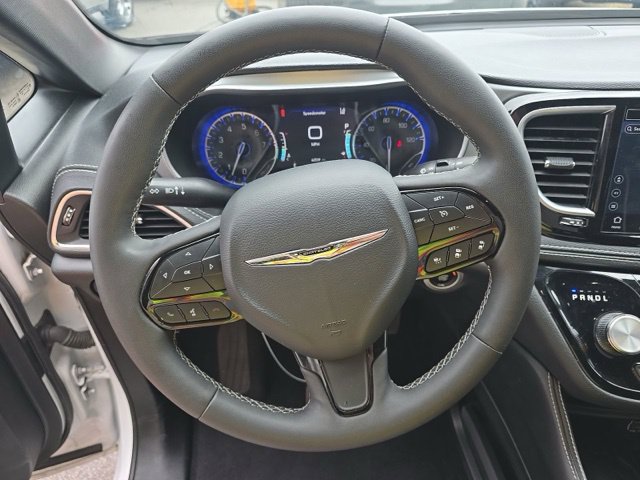 Used 2025 Chrysler Pacifica Limited FWD image 13