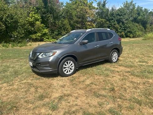 Used 2017 Nissan Rogue SV w/ SV Family Package FWD image 2