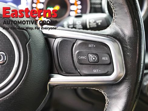 Used 2018 Jeep Wrangler Unlimited Sahara AWD/4WD image 16