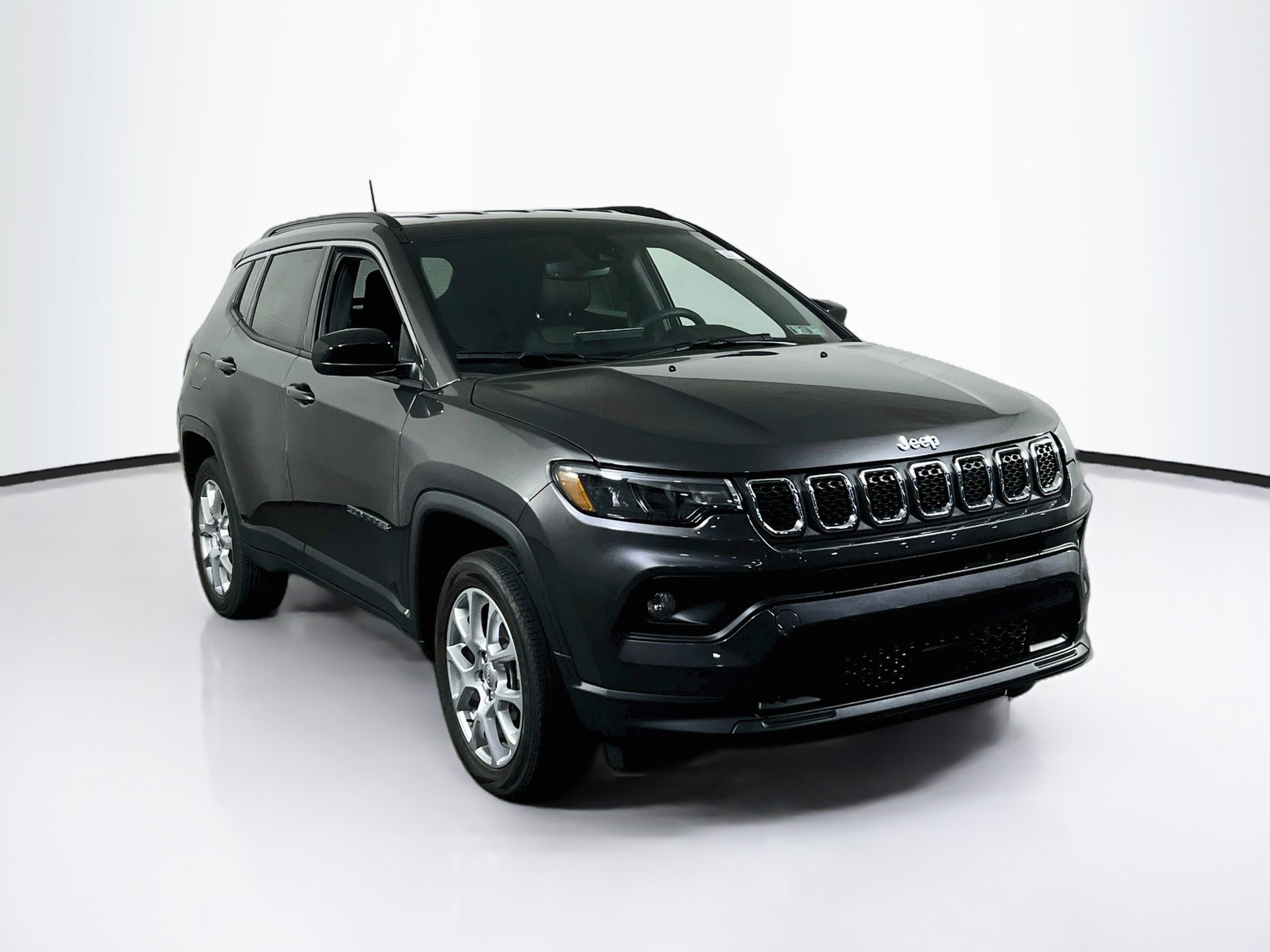 Used 2023 Jeep Compass Latitude AWD/4WD image 3