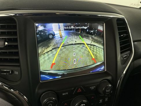 Used 2018 Jeep Grand Cherokee Altitude AWD/4WD image 17
