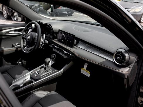 New 2025 Alfa Romeo Tonale w/ Premium Package image 33