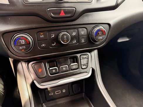 Used 2019 GMC Terrain SLE w/ Driver Convenience Package AWD/4WD image 14