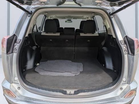 Used 2018 Toyota RAV4 XLE FWD image 12
