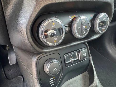 Used 2017 Jeep Renegade Limited image 14