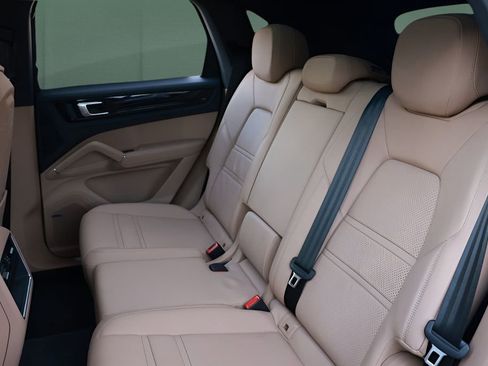 Used 2023 Porsche Cayenne AWD/4WD image 10