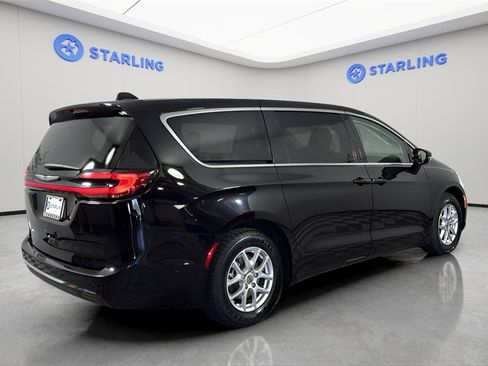 Used 2024 Chrysler Pacifica Touring-L image 9