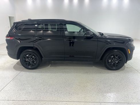 Used 2025 Jeep Grand Cherokee Altitude AWD/4WD image 6