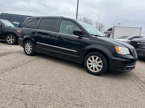Used 2013 Chrysler Town & Country Touring image 10