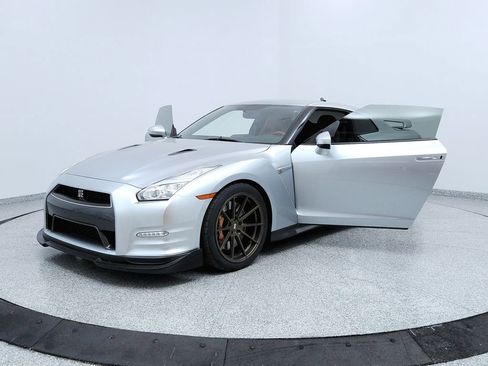 Used 2015 Nissan GT-R Premium image 9