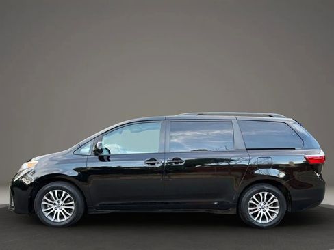 Used 2020 Toyota Sienna XLE image 2