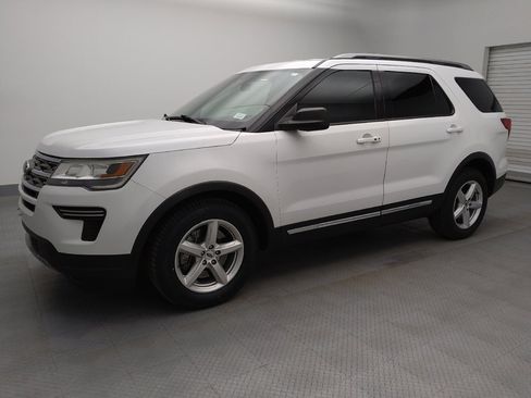 Used 2018 Ford Explorer XLT image 2