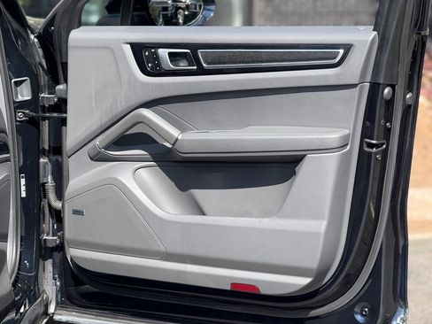 Used 2020 Porsche Cayenne image 34