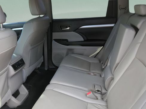 Used 2019 Toyota Highlander XLE FWD image 18