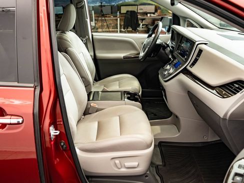 Used 2020 Toyota Sienna XLE FWD image 25