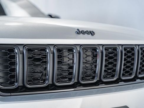 New 2025 Jeep Grand Cherokee Altitude image 11