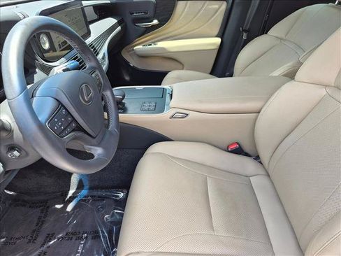 Certified 2023 Lexus LS 500 w/ Accessory Package (Z2) RWD image 15