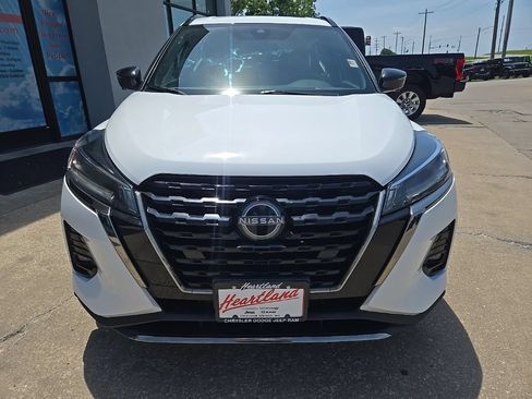 Used 2024 Nissan Kicks SR w/ SR Premium Package FWD image 19