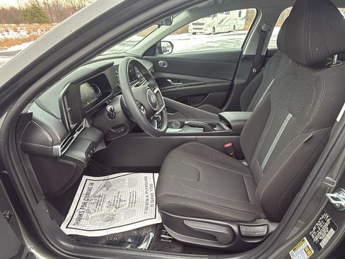 Used 2025 Hyundai Elantra SE image 26