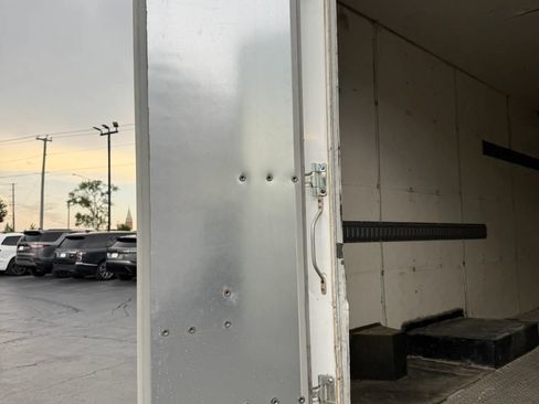 Used 2016 Chevrolet Express 4500 RWD image 10