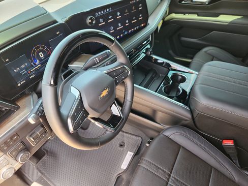 New 2026 Chevrolet Suburban High Country AWD/4WD image 9