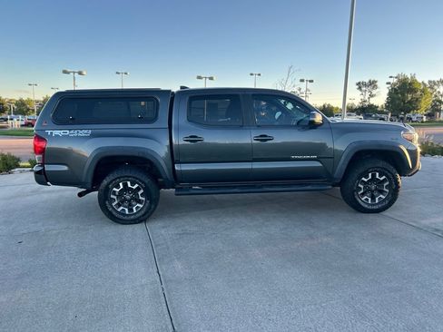Used 2016 Toyota Tacoma TRD Off-Road w/ Premium & Technology Package AWD/4WD image 10