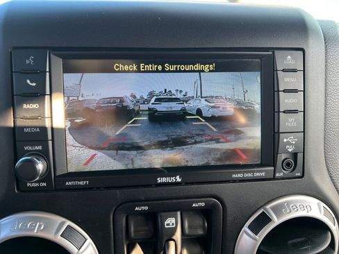 Used 2017 Jeep Wrangler Unlimited Sahara w/ Connectivity Group image 24