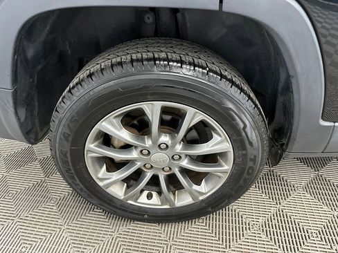 Used 2020 Jeep Cherokee Latitude Plus image 18