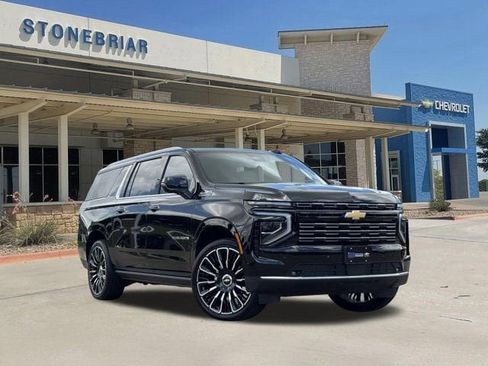 Used 2026 Chevrolet Suburban High Country AWD/4WD image 2