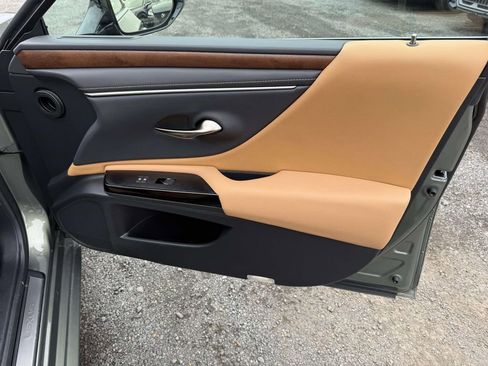 Used 2025 Lexus ES 300h w/ Premium Package image 16