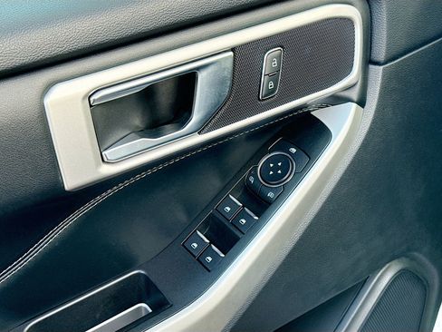 Used 2022 Ford Explorer XLT image 17