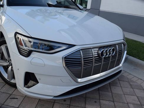 Used 2019 Audi e-tron Prestige w/ Prestige Package AWD/4WD image 8