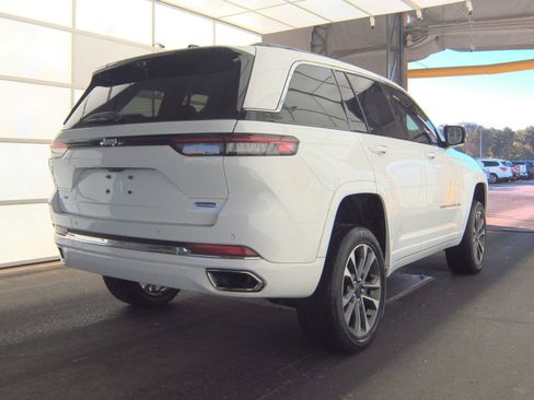 Used 2022 Jeep Grand Cherokee Overland w/ Luxury Tech Group IV AWD/4WD image 4